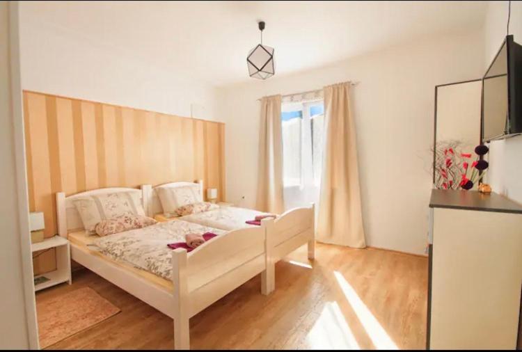 Rooms Bobic Licko Petrovo Selo Kültér fotó